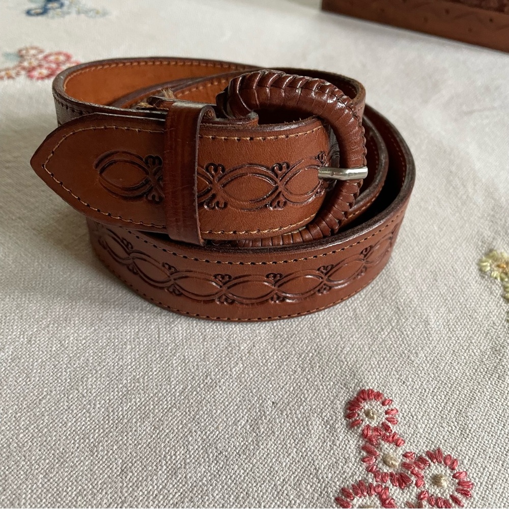 Vintage Hand Tooled Western Brown Leather Belt. Unisex 43" Excluding Buckle - Picture 9 of 16